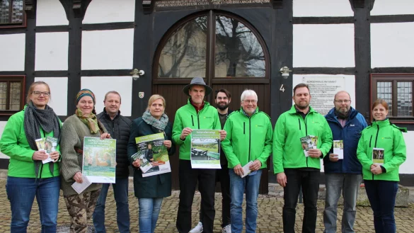 Machen das Outdoor-Programm m&ouml;glich: Sabine Thurow-Schulz (von links), Sabine Stock, B&uuml;rgermeister Mario Hecker, Corinna Will von der Gemeinde Kalletal, Volker Kuhfu&szlig;, Sven Rainer Hoffmann (Vorsitzender des Ausschusses f&uuml;r f&uuml;r Bildung, Jugend, Kultur, Freizeit und Sport), Bruno G&uuml;se, Michael K&uuml;hn, Axel B&uuml;nger (Arbeitskreis Radfahren) und Kathrin Stefula. - &copy; Nico D&uuml;llmann