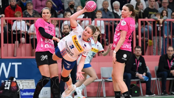 Selten genug: Blombergs Kreisl&auml;uferin Laura R&uuml;effieux findet gegen Katarina Pandza (rechts) und Julia Behnke die L&uuml;cke. - &copy; Eibner-Pressefoto / Tobias Baur