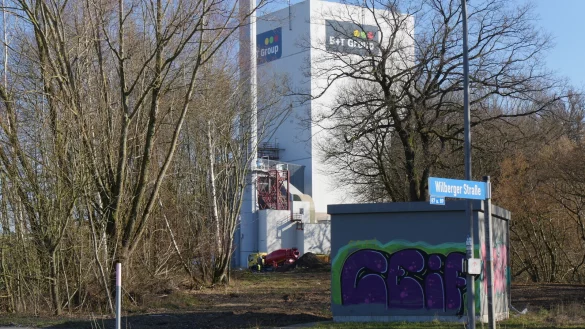 Hier soll eine Verbindung zwischen der Kampstra&szlig;e und der Wilberger Stra&szlig;e entstehen. Dadurch l&auml;sst sich auf dem B+T-Gel&auml;nde eine Einbahnstra&szlig;enregelung im Lkw-Verkehr mit Anlieferung &uuml;ber die Kampstra&szlig;e und Ausfahrt &uuml;ber die Wilberger Stra&szlig;e realisieren. - &copy; Jost Wolf