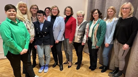 Sie geh&ouml;ren zum Bezirksvorstand der Frauen-Union OWL: (von links) Annegret Schneider (Kreisverband G&uuml;tersloh), Martina Hagedorn (Lippe), Anja Toppm&ouml;ller (G&uuml;tersloh), Katharina Kelle (Lippe), Bundestagsabgeordnete Kerstin Vieregge (Lippe), die neue Vorsitzende Dr. Angelika Westerwelle (Bielefeld), Ministerin Ina Scharrenbach, Annegret J&uuml;rgenliemke (G&uuml;tersloh), Walburga Neu (H&ouml;xter), Sabrina Mokulys (Bielefeld), Hildegard P&ouml;hler (H&ouml;xter). - &copy; Frauen-Union OWL