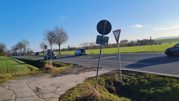 Hier, in H&ouml;he der Abzweigung Mossenberg, endet der Wirtschaftsweg, der ein St&uuml;ck parallel zur Ostwestfalenstra&szlig;e verl&auml;uft. Wer von hier weiter Richtung Istrup f&auml;hrt, muss mit der ungesch&uuml;tzten Hauptstra&szlig;e vorlieb nehmen. Das soll sich im Zuge der Ortsdurchfahrtsanierung &auml;ndern, die SPD hofft auf einen Radweg auf diesem St&uuml;ck. - &copy; Marianne Schwarzer
