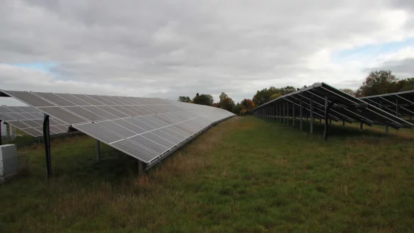 Solch eine Freifl&auml;chen-Photovoltaikanlage wie hier in H&ouml;rstmar m&ouml;chte ABO Wind in Lage bauen - auf 70 Hektar Fl&auml;che, wenn es denn genehmigt wird. - &copy; Archivfoto: Katrin Kantelberg
