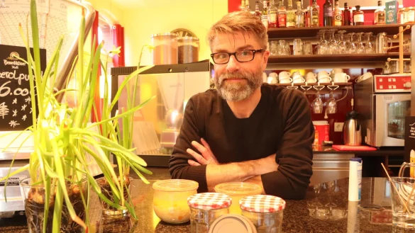 Thorsten B&ouml;kenbrink vom Caf&eacute; Fahrzeit in Asemissen gibt Getr&auml;nke und Suppen schon seit L&auml;ngerem auch in Mehrweggef&auml;&szlig;en heraus. Die Marmeladengl&auml;ser f&uuml;r Kaffee & Co. seien sehr beliebt. Vorne liegen noch Deckel f&uuml;r &bdquo;Recup&ldquo;-Becher. Foto: Birgit Guhlke - &copy; Birgit Guhlke