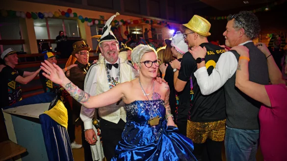 Das frisch gebackene Prinzenpaar Annemarie und Frank Heinickel. - &copy; Nicole Ellerbrake