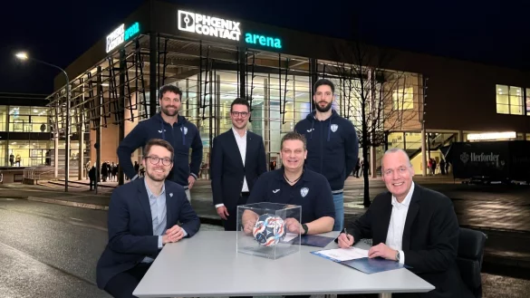 Vereinbarten eine weitere Zusammenarbeit: Steffen Tegeler (vorne von links), Gesch&auml;ftsf&uuml;hrer J&ouml;rg Zereike und Frank St&uuml;hrenberg, CEO Phoenix Contact, wurden bei der Vertragsunterzeichnung begleitet von (hinten von links) Trainer Florian Kehrmann, Andre K&ouml;ller, Corporate Communications Phoenix Contact, sowie TBV-Allrounder Tim Suton. Foto: J&ouml;rg Hagemann/Paul Cohen, Montage: J&ouml;rg Hagemann - &copy; J&ouml;rg Hagemann/Paul Cohen