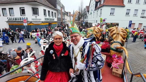 Vom Prinzenwagen hat Prinzessin Wilma an der Seite von Prinz Karsten den besten Blick auf die 20.000 Besucher des Rosenmontagszugs in Steinheim. - &copy; David Schellenberg