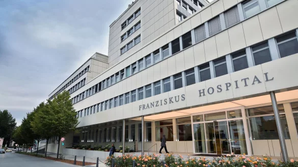 Das Franziskus Hospital an der Kiskerstra&szlig;e (genannt Kl&ouml;sterchen) mit j&auml;hrlich 15.000 station&auml;r behandelten Patienten ist Teil der Katholischen Hospitalvereinigung. - &copy; Sarah Jonek