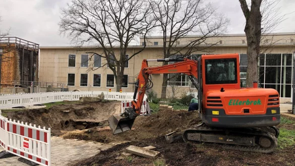 Der Bereich um die Einsturzstelle an der Konzerthallen-Seitenwand ist weiter abgesperrt. Das Loch wird noch vergr&ouml;&szlig;ert, um anschlie&szlig;end eine 170 Quadratmeter gro&szlig;e Betondecke zu entfernen. Der Baum rechts muss deswegen weichen. - &copy; Sven Kienscherf