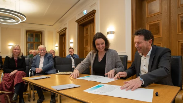 Feierliche Unterzeichnung der Urkunde: Regierungspr&auml;sidentin Anna Katharina B&ouml;lling und B&uuml;rgermeister Frank Hilker besiegeln den Beitritt der Stadt Detmold zum Riga-Komitee. - &copy; Torben Gocke