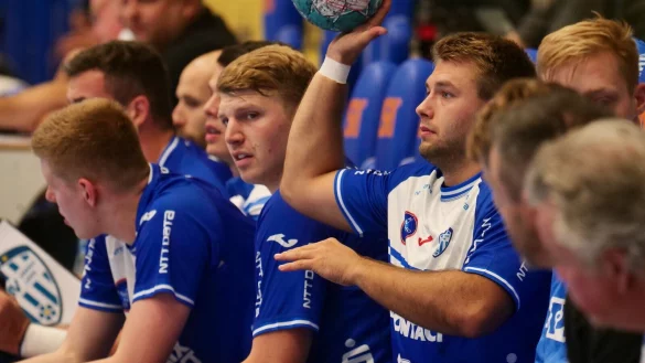 Kian Schwarzer will heute mehr von Linksau&szlig;en als von der Bank einwerfen. - &copy; J&ouml;rg Hagemann