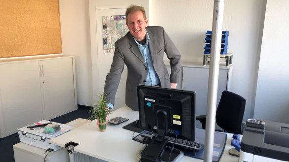 Markus Rausch stellt eine erste Pflanze in das neue B&uuml;ro der BSUSD-Fraktion an der Benzsztra&szlig;e. Seine ehemalige Partei, die CDU, residiert ein Stockwerk h&ouml;her. Foto: Sven Kienscherf - &copy; Sven Kienscherf