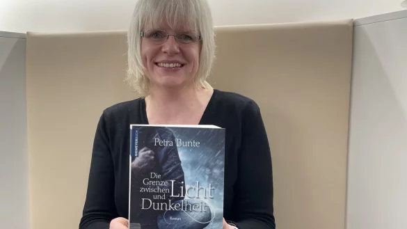Autorin Petra Bunte pr&auml;sentiert ihr neues Buch "Die Grenze zwischen Licht und Dunkelheit". - &copy; Madlena Gerschner
