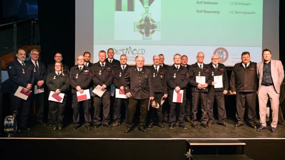 B&uuml;rgermeister Frank Hilker (rechts) konnte viele Ehrenzeichen in Gold, Silber und Bronze verteilen. - &copy; Nicole Ellerbrake