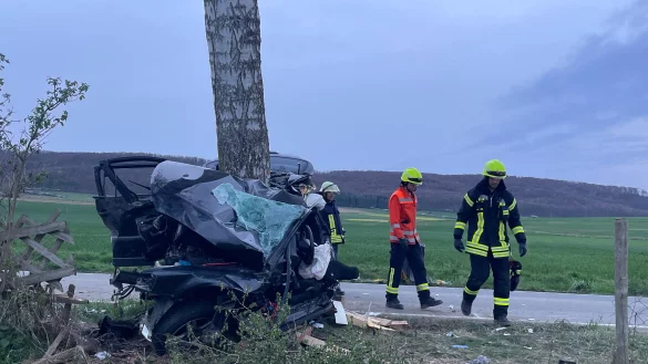 F&uuml;nf Menschen waren in dem Auto. - &copy; HannoverReporter/dpa