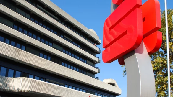 In der Sparkassenzentrale trafen sich die Verantwortlichen zur Krisensitzung zur Ursachenforschung sowie schnellstm&ouml;glicher Pannen-Kompensation. - &copy; Simon Blomeier