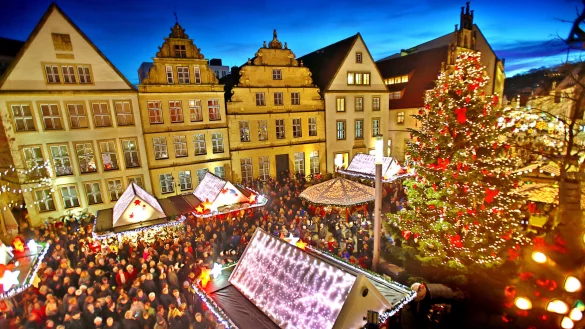 Viele Besucher tummeln sich rund um die Weihnachtsmarkt-Buden auf dem Alten Markt. - © Bielefeld Marketing