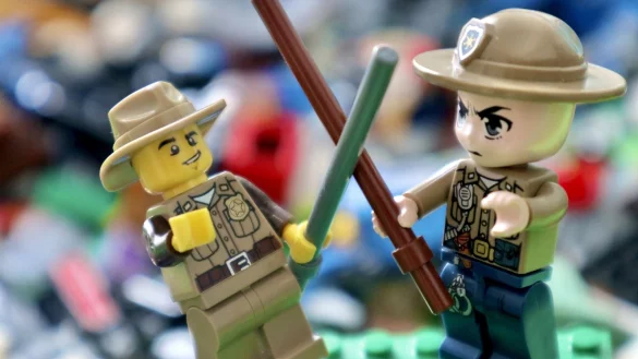 Der Streit zwischen Lego und dem Bad Lippspringer H&auml;ndler und Youtuber Thorsten Klahold entz&uuml;ndet sich an den Minifiguren von Qman (r.) und denen von Lego. - &copy; Jens Reddeker