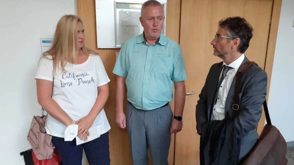 Trauern um ihren Sohn: Natalia und Viktor Fuhr auf dem Flur des Landgerichtes im Gespr&auml;ch mit Anwalt Horst-Peter Strickrodt. - &copy; Ludger Osterkamp