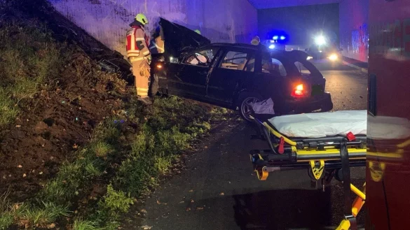 Aus bisher ungeklärter Ursache kollidierte ein BMW Kombi im Bereich der Autobahnüberführung mit der Brücke. - © Feuerwehr Paderborn