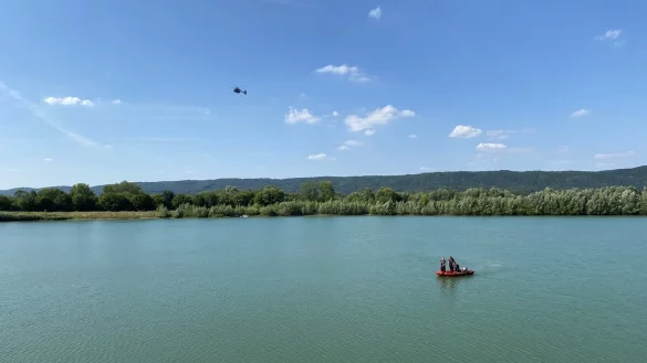 Mit Rettungshubschrauber und Booten suchen die Einsatzkr&auml;fte nach den Vermissten. - &copy; Feuerwehr Porta/Michael Horst