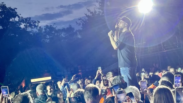 Mark Forster telefoniert an der Salzkottener Dreckburg mit Inge Wilke aus Belle bei Horn-Bad Meinberg. - &copy; Jens Reddeker