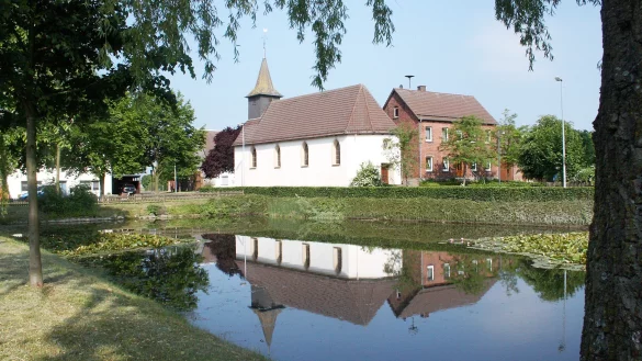 In einem seit vielen Jahren leer stehenden Haus in der N&auml;he des Dorfangers in der Marienm&uuml;nsteraner Ortschaft L&ouml;wendorf wurde die Leiche von Ulrich R. entdeckt. - &copy; David Schellenberg