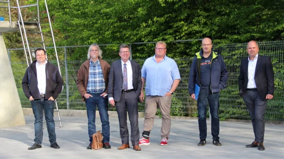 An der Veranstaltung nahmen teil: (v.li.) Robert G&ouml;ke (Gesch&auml;ftsf&uuml;hrer der Gemeindewerke Schlangen). Die Fraktionsvorsitzenden: Michael Zans (SPD), Dr. Walther Husberg (CDU), Henning Schwarze (DIE FRAKTION), Marcus F&ouml;rster (B&uuml;ndnis 90/Die Gr&uuml;nen) sowie der B&uuml;rgermeister der Gemeinde Schlangen Marcus P&uuml;ster. - &copy; Gemeinde Schlangen