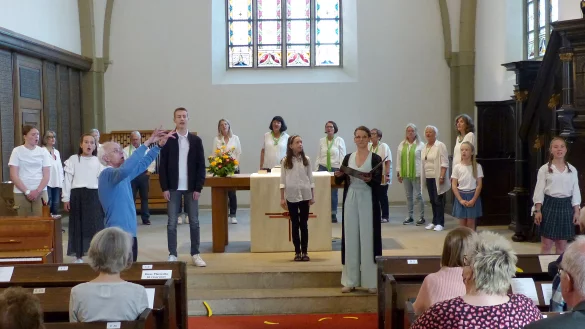 Der Kinderchor und der Gospelchor &bdquo;S(w)inging for Freedom&ldquo; sowie der Chor der Erl&ouml;serkirche auf der Empore vereinen sich zum Schlusslied; Johannes P&ouml;ld dirigiert, vorne rechts die Sopranistin Myriam Anna Dewald - &copy; Rudi Rudolph