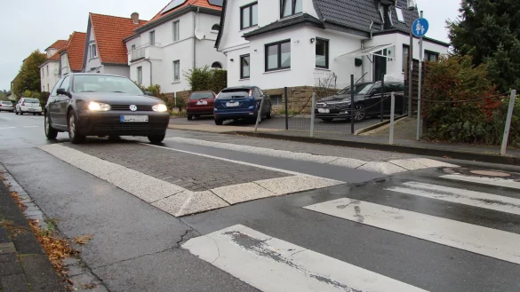 An der Kluskampstraße gab es bereits diverse Maßnahmen zur Verkehrberuhigung. - © Katrin Kantelberg(LZ)