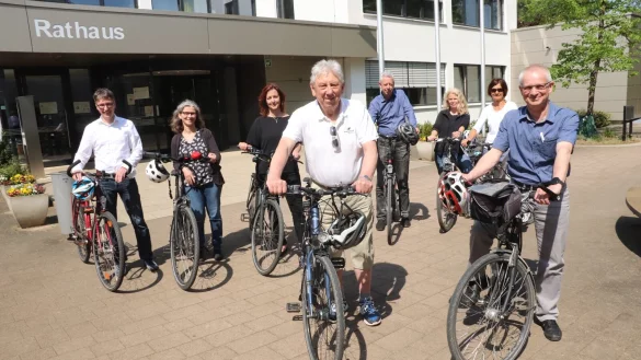 Gerhard Elbrächter (vorne links) und Bauhofleiter Andreas Glatthor (vorne rechts) rufen die Leopoldshöher auch in diesem Jahr wieder dazu auf, sich am Stadtradeln zu beteiligen. Vertreter des Rathauses mit Bürgermeister Martin Hoffmann (links) bilden hinter ihnen ein Spalier – und dokumentieren ihre mit dem Rad zurückgelegten Kilometer ebenfalls. - © Birgit Guhlke