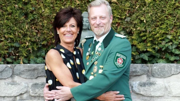 Das Kaiserpaar Carsten und Stefanie Sulimma regiert die Elbrinxer Sch&uuml;tzen. - &copy; Sch&uuml;tzenverein Elbrinxen