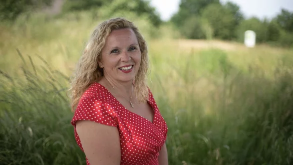 Welche Lehren ziehen Sie aus den Pandemie-Erfahrungen f&uuml;r die Schulpolitik?

"Das Bildungssystem ist viel zu starr und muss an die Sch&uuml;ler angepasst werden. Jetzt ist der Zeitpunkt."

Wie wird die Polizei-Pr&auml;senz in Lippe verst&auml;rkt?

"Da ich auf dem Land wohne, sehe ich keinen Grund, die Pr&auml;senz zu erh&ouml;hen. F&uuml;r mich w&auml;re es wichtig, den Hintergrund zu erfahren."

Was tun Sie gegen den Fachkr&auml;ftemangel in Handwerk, Gastronomie, Industrie?

"Dem Mangel an Menschen in Handwerks-, Industrieberufen, der Gastronomie, der Landwirtschaft und vor allem den Pflegeberufen kann man mit angemessener Bezahlung beseitigen. An den Arbeitszeiten l&auml;sst sich da wenig machen."

Wie k&ouml;nnen Gefl&uuml;chtete in Arbeitsmarkt und Gesellschaft integriert werden?

"Wenn jemand zu uns kommt, ist es unerl&auml;sslich, die Sprache zu sprechen. Danach sollte jeder den Beruf aus&uuml;ben d&uuml;rfen, der ihm gef&auml;llt. Ich gehe aber davon aus, dass in dieser Hinsicht schon gute Konzepte zur Verf&uuml;gung stehen." - &copy; Die Basis