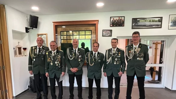 Dieses Foto der 4. Kompanie der Sch&uuml;tzengesellschaft B&ouml;singfeld zeigt (von links) Kompaniefeldwebel Rolf Heitkamp, Ehrenhauptmann Uwe Meierkordt, Hauptmann Torsten Dreier, den stellvertretenden Hauptmann Carsten Winkler, Oberst Stefan Korbach und Pr&auml;sident Lutz Brakemeier. - &copy; Sch&uuml;tzengesellschaft B&ouml;singfeld