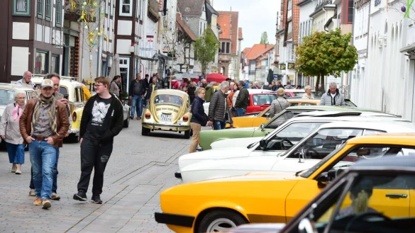 W&auml;hrend &bdquo;Lemgo macht ein Fass auf" pr&auml;sentieren zahlreiche Oldtimer-Besitzer ihre Fahrzeuge in der Fu&szlig;g&auml;ngerzone. - &copy; Nicole Ellerbrake