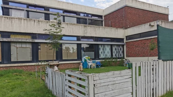 Die ehemalige Pestalozzi-Schule: ein Investor hat gro&szlig;e Pl&auml;ne mit dem gesamten Areal. Bislang ist jedoch noch kein Kaufvertrag mit der Gemeinde Extertal geschlossen worden. - &copy; Sylvia Frevert(LZ)