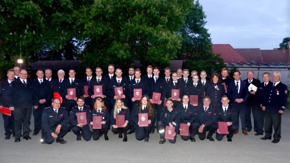 Die zahlreichen Geehrten und Bef&ouml;rderten mit Kreisbrandmeister Wolfgang Kornegger und B&uuml;rgermeister Torben Blome (3. u. 4. v. r.) sowie Marco Gr&ouml;ne (Stellvertreter), Michael Schoppmeier (Leiter der Feuerwehr, 3. u. 4. v. l.) und Stellvertreter Maik Paskarbeit (u. l.). - &copy; Rudi Rudolph