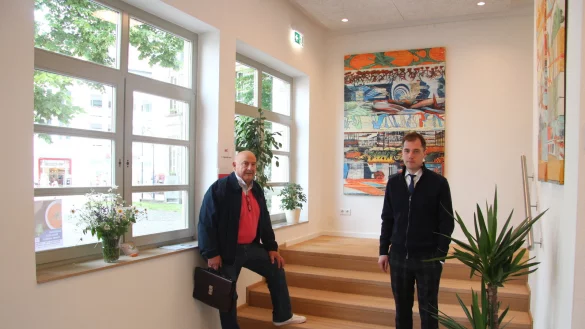 Klaus Kubach, lange Jahre im Vorstand der Kirchengemeinde (links), hat die Bauarbeiten eng begleitet. Pfarrer Dr. Sven Lesemann freut sich über die neuen hellen Räume wie hier im Foyer. - © Cordula Gröne