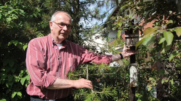 Lienhard Me&szlig;ling zeigt einen selbst gebastelten Nistkasten, den er in diesem Fr&uuml;hjahr aufgeh&auml;ngt hat. In einem anderen Kasten haben in diesem Jahre Stare gebr&uuml;tet. - &copy; Karolina Schmidt
