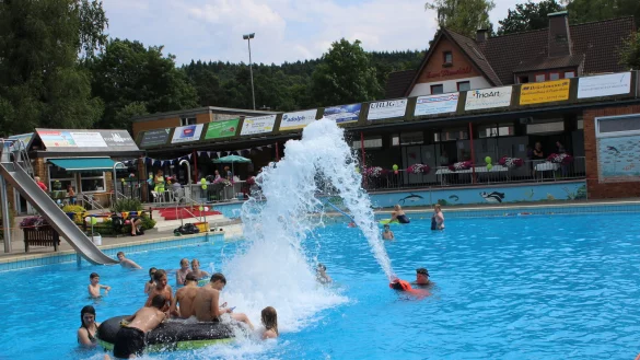 Spritziges Vergn&uuml;gen: Solch ein Seabob kann auch als Wasserspritze benutzt werden. Das Freizeitger&auml;t stellt beim Sommerfest seine Vielseitigkeit unter Beweis. ann - &copy; Waldfreibadverein H&ouml;rste