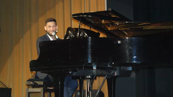 Christian Ehring sitzt im Kurtheater am Klavier. Sein Hauptthema war beim Gastspiel in Horn-Bad Meinberg die Auseinandersetzung mit der Querdenkerei. - &copy; Hajo G&auml;rtner