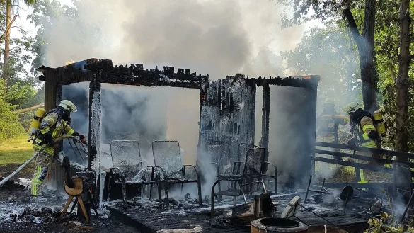 Eine Gartenh&uuml;tte brennt in Pottenhausen. - &copy; Feuerwehr Lage