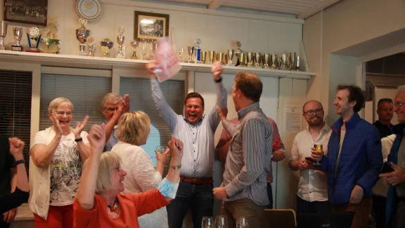 Riesenjubel bei Alexander Baer. Er zieht f&uuml;r die SPD in den Landtag. - &copy; Katrin Kantelberg(LZ)