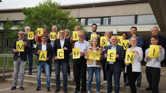 Die Beteiligten aus den drei Leader-Kommunen Lage, Lemgo und Leopoldsh&ouml;he freuen sich im Schulzentrum am Werreanger &uuml;ber die Umsetzung neuer Projekte. - &copy; Stadt Lage