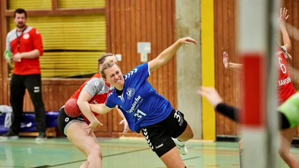 Handball Bad Salzuflen, hier mit Catharina Reiche, geht k&uuml;nftig in der 3. Liga auf Tore- und Punktejagd. - &copy; Matthias Wieking