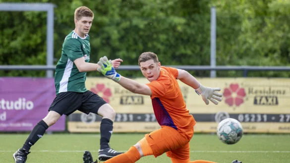 Der Diestelbrucher Torh&uuml;ter Leonard Schlegel kann einen gef&auml;hrlichen Ball von Marnik Wobbe entsch&auml;rfen. - &copy; Egon Penner