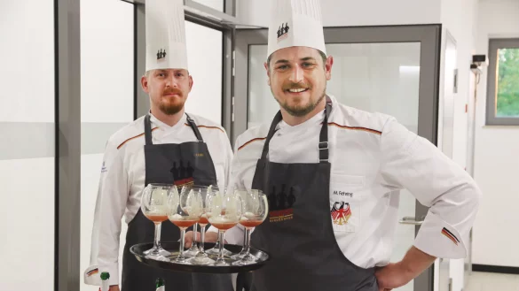 Die Koch-Nationalmannschaft der Bundeswehr versteht sich darauf, hervorragende mehrg&auml;ngige Men&uuml;s zuzubereiten &ndash; Aperitif inklusive, hier serviert von M. Fehring und M. Kalis. - &copy; Bundeswehr / Nicolai Ulbrich