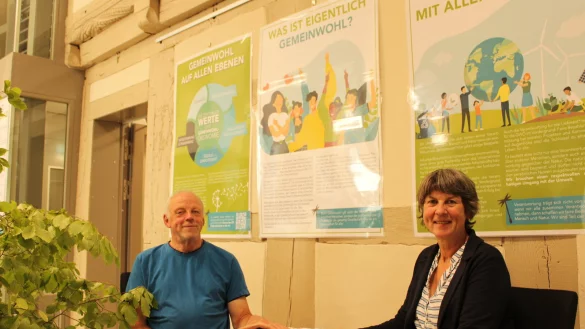Die Koordinatoren der Ausstellung Petra Kriesel und Hubert Weismantel sprechen &uuml;ber die Chancen der Gemeinwohl-&Ouml;konomie im Foyer des Wippermann Hauses. - &copy; Philipp Kersten