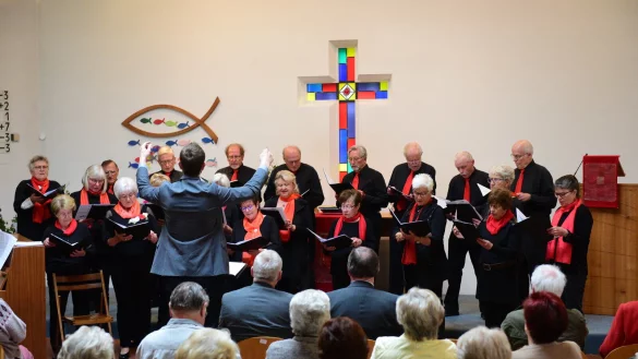 Stimmkr&auml;ftig und textsicher: Der Gemischte Chor Leopoldstal hat in den zwei Jahren der Zwangspause nichts von seinem K&ouml;nnen eingeb&uuml;&szlig;t. Das bewiesen die S&auml;ngerinnen und S&auml;nger beim Fr&uuml;hlingskonzert. - &copy; Nicole Ellerbrake