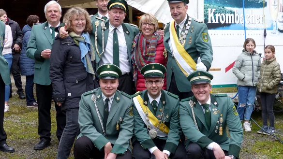Die neuen Regenten: &bdquo;Silber-K&ouml;nig" Elmar Reker (hinten von rechts), K&ouml;nigin Dagmar Gerke, Knecht Bj&ouml;rn Gerke und Hofdame Conny Werner sowie (vorne Mitte) Jungsch&uuml;tzenk&ouml;nig Cedrik Gr&ouml;ne mit seinen Knechten Marek Gr&ouml;ne (rechts) und Rico Marx. - &copy; Rudi Rudolph
