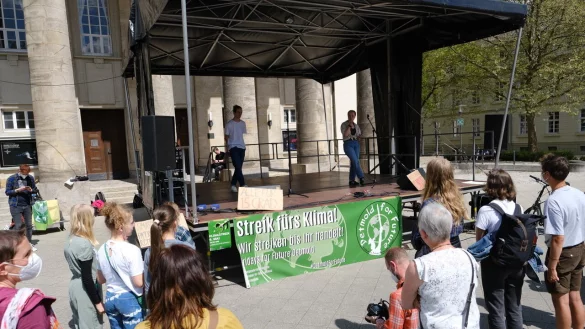 Klima-Kundgebung vor dem Landestheater. - &copy; Sven Koch